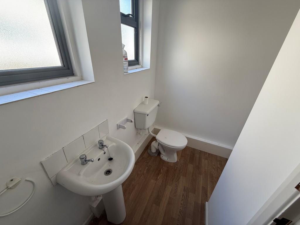Lot: 55 - VACANT COMMERCIAL UNIT - Toilet